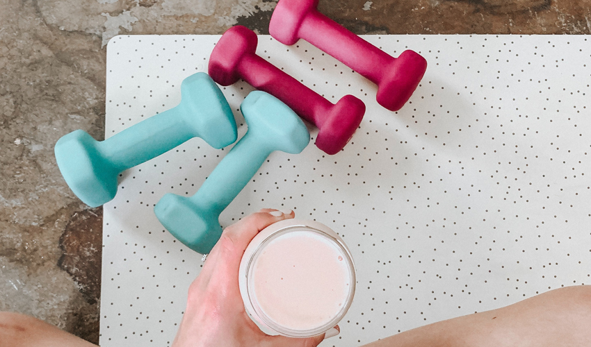 otthoni edzés fehérjeturmixszal