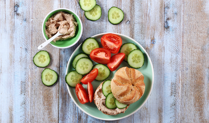 tonhalkrémes szendvics zöldségekkel